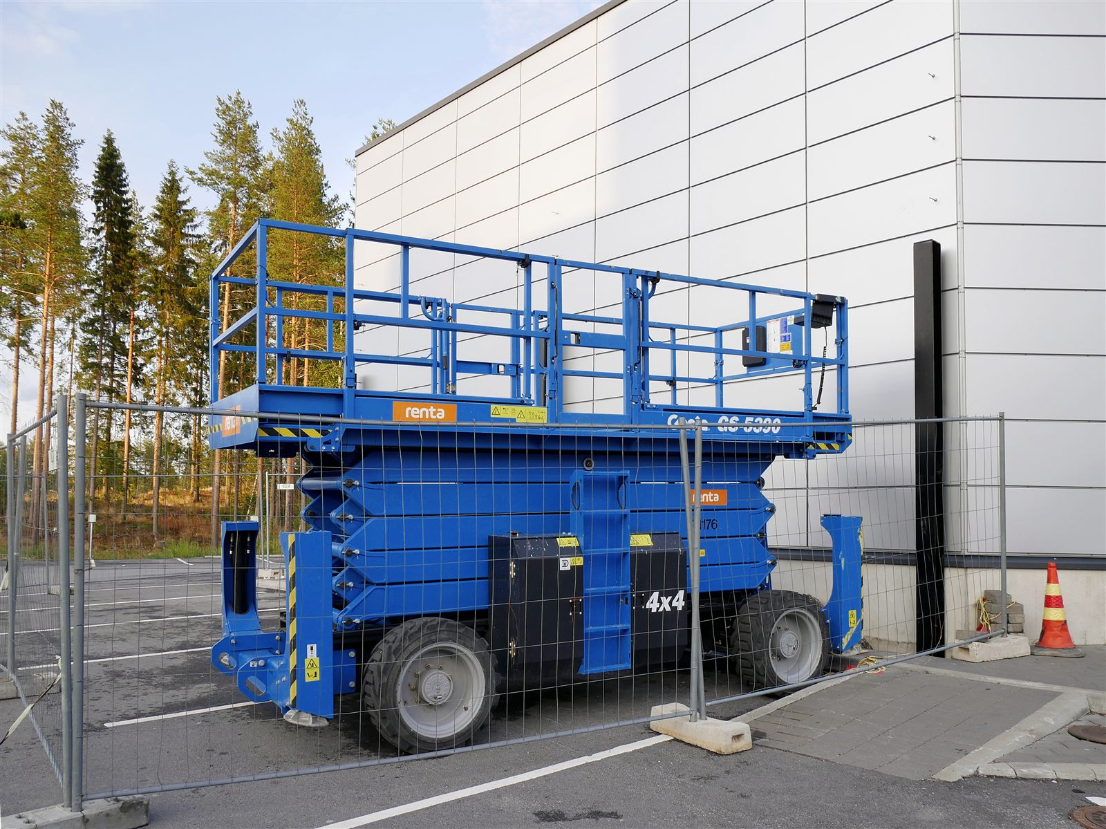 Scissor lift machine